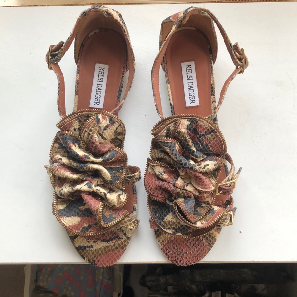 Kelsi Dagger Sandals Size 7.5